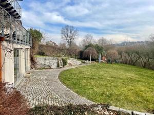 a cobblestone path leading to a field of grass at SONNENWEG Designwohnung mit Gartenblick in Plauen