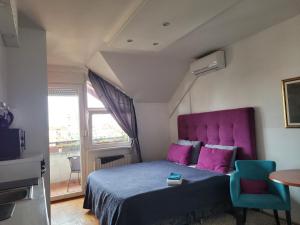 Postel nebo postele na pokoji v ubytování APARTMANI Emerald Dream