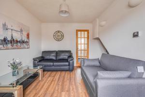 Sala de estar con 2 sofás y mesa en Immaculate Two Bedroom House with Parking en Bedford