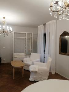 アルゲーロにあるLa Finestra su Alghero - IUN P4565のリビングルーム(白い椅子、シャンデリア付)