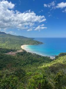 BacunganにあるCasa Leonardoのビーチと海の景色を望めます。