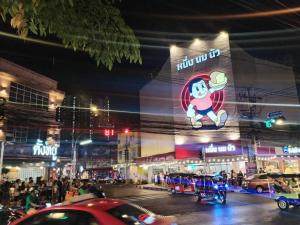 un bâtiment avec un panneau sur son côté la nuit dans l'établissement RB6: StreetFood jay-o Samyan/chinaTown/mrt, à Bangkok