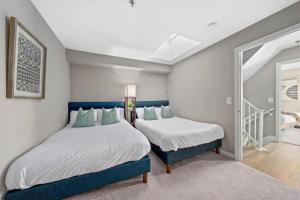 Un pat sau paturi într-o cameră la Gem 2-Story Retreat Private Rooftop Terrace, Pool.