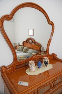 una camera da letto con tavolo in legno e specchio di Casa Celeste 2 a Noto