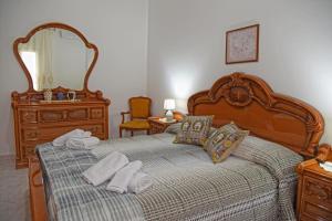 una camera da letto con un letto e asciugamani di Casa Celeste 2 a Noto