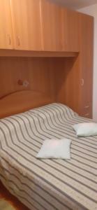 Postel nebo postele na pokoji v ubytování APARTMANI SENKA - VILLA OLIVER