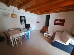 ein Wohnzimmer mit einem Sofa und einem Tisch in der Unterkunft Kuća za odmor Luka&Luce in Vukšić