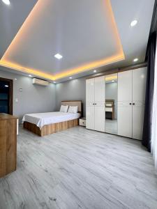 ein Schlafzimmer mit einem Bett und einem großen Spiegel in der Unterkunft Renaissance Apart Hotel in Trabzon