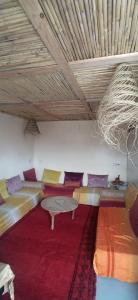 una stanza con molti letti e un tavolo all'interno di Dar Atlantic a Fes