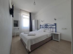 Un dormitorio blanco con una cama grande y una ventana en R HOUSE HOTEL, en Bodrum City