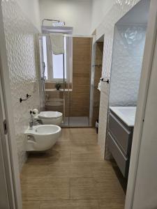 een badkamer met een wastafel, een toilet en een douche bij Santalucia Suite in Modugno