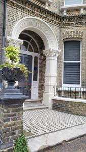 una puerta delantera de una casa con una puerta azul en 9 Modern Classic - Spacious One Bed Apartment - Great Location - Free onsite Parking - Comfy Bed, en Brighton & Hove