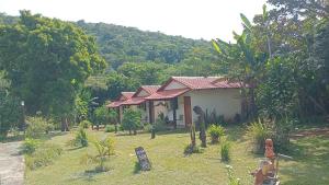 een klein huis midden in een tuin bij Recanto São Francisco de Assis in Pirenópolis