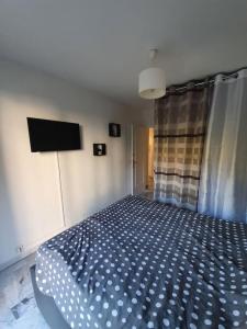 sypialnia z łóżkiem i telewizorem w obiekcie Beau 2 pièces,Terrasse, Parking Menton Centre w Mentonie