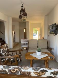 una sala de estar con un sofá y una mesa en Villa Touristic Village Nr 7030, en Hurghada