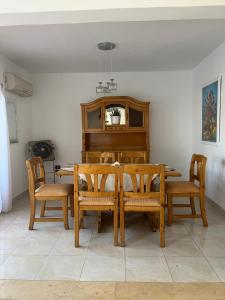 comedor con mesa y piano en Villa Touristic Village Nr 7030, en Hurghada