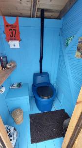 ein blaues Außenhaus mit blauem WC darin in der Unterkunft Lakeside Holiday Cottage near Ivalo - Minna-Carita's in Ivalo