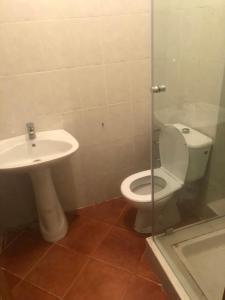 La salle de bains est pourvue de toilettes et d'un lavabo. dans l'établissement Pure immobilier, à Aït Saïd