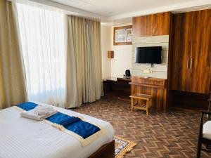 HOTEL MAA LAXMI PALACE的电视和/或娱乐中心