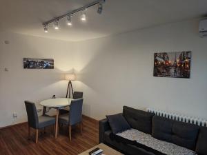 uma sala de estar com um sofá e uma mesa em Sky view luxury Center Skopje apartments em Skopje