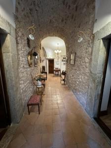 索拉的住宿－Le Prigioni del Palazzo B&B，城堡内的走廊,配有桌椅