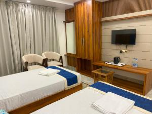 HOTEL MAA LAXMI PALACE的电视和/或娱乐中心