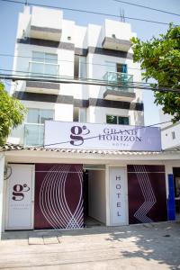 un edificio con un cartel en la parte delantera en Hotel Horizon In, en Santa Marta