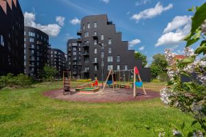 un parque infantil en un parque frente a un edificio en TartuKodu Riia 22-29, en Tartu