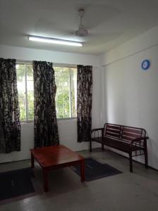 una camera con tavolo, panca e finestra di Homestay Indrawasih a Perai
