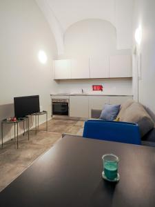 sala de estar con sofá azul y mesa en Appartamenti Music 2 - Light and Shadows 3 - Estival 4 - Blues 5 en Muralto