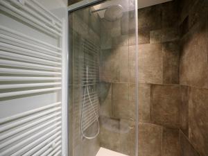 baño con ducha y puerta de cristal en Appartamenti Music 2 - Light and Shadows 3 - Estival 4 - Blues 5 en Muralto