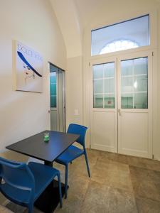 ein Esszimmer mit einem Tisch und blauen Stühlen in der Unterkunft Appartamenti Music 2 - Light and Shadows 3 - Estival 4 - Blues 5 in Muralto