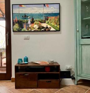 uma sala de estar com um quadro pendurado na parede em A vacation on a private island em Carloforte