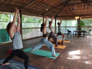 um grupo de pessoas em uma aula de yoga em Ruban Yoga Palolem em Palolem