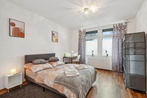 - une chambre avec un grand lit et une fenêtre dans l'établissement Zentrale Lage ... Ideal für Geschäftsleute, Monteure, Familien...3 Zimmer, Wlan, SmartTV, à Mettmann