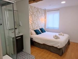 Łóżko lub łóżka w pokoju w obiekcie Rin Rooms