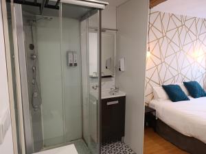 Łóżko lub łóżka w pokoju w obiekcie Rin Rooms