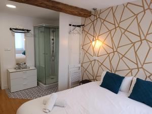 Łóżko lub łóżka w pokoju w obiekcie Rin Rooms