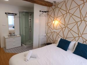 sypialnia z białym łóżkiem i prysznicem w obiekcie Rin Rooms w mieście Mutriku