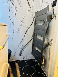 Łazienka w obiekcie Appartement moderne vieille ville PARKING GRATUIT