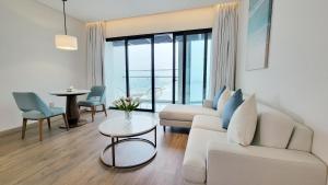 sala de estar con sofá y mesa en Luxury 5 Star A La Carte Residence Ha Long en Ha Long