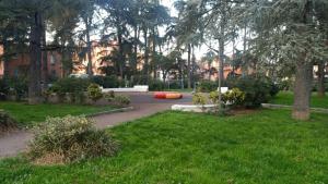 un parc avec des arbres et un chemin dans l'herbe dans l'établissement EmilBo' House, à San Lazzaro di Savena
