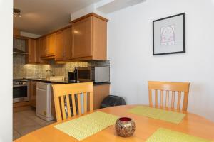 cocina con mesa y mesa de madera con sillas en Ferncourt, en Leopardstown