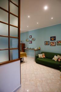 - un salon avec un canapé vert et une table dans l'établissement Biddizzi, à Palerme