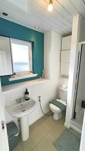 łazienka z umywalką i toaletą w obiekcie La Casita, Your Home Away from Home - Free Parking w Glasgow