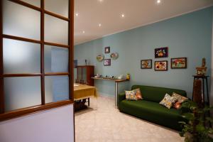 - un salon avec un canapé vert et une table dans l'établissement Biddizzi, à Palerme