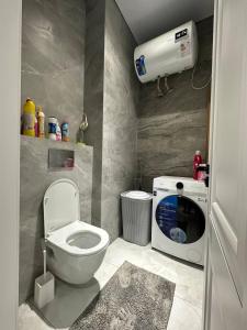 een kleine badkamer met een toilet en een droger bij Apartment 5 in Doesjanbe
