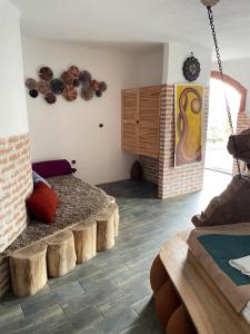 une chambre avec des tabourets en bois au milieu d'une pièce dans l'établissement ART Chalet, à Akhaltsikhé