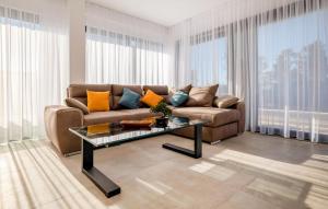 Χώρος καθιστικού στο 5 Bedroom Beautiful Home In Zaton