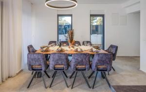 Φωτογραφία από το άλμπουμ του 5 Bedroom Beautiful Home In Zaton σε Zaton